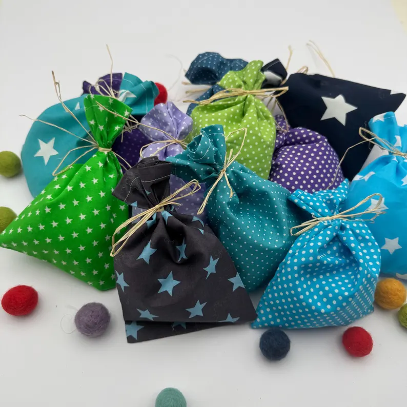 Adventskalender Kinder Stoff blau, handgenäht, zum Befüllen