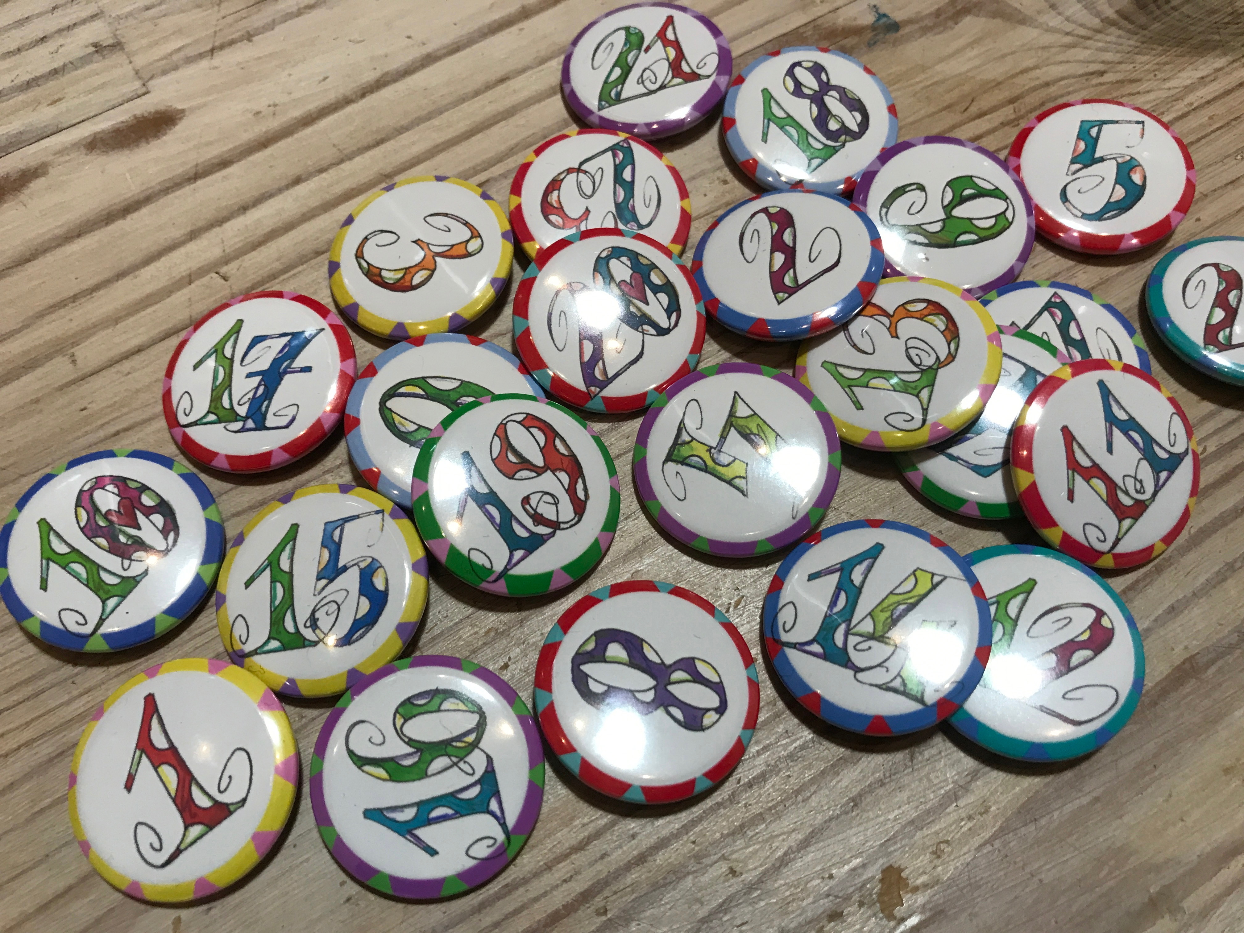 Buttons mit Zahlen, Adventskalenderzahlen, bunt
