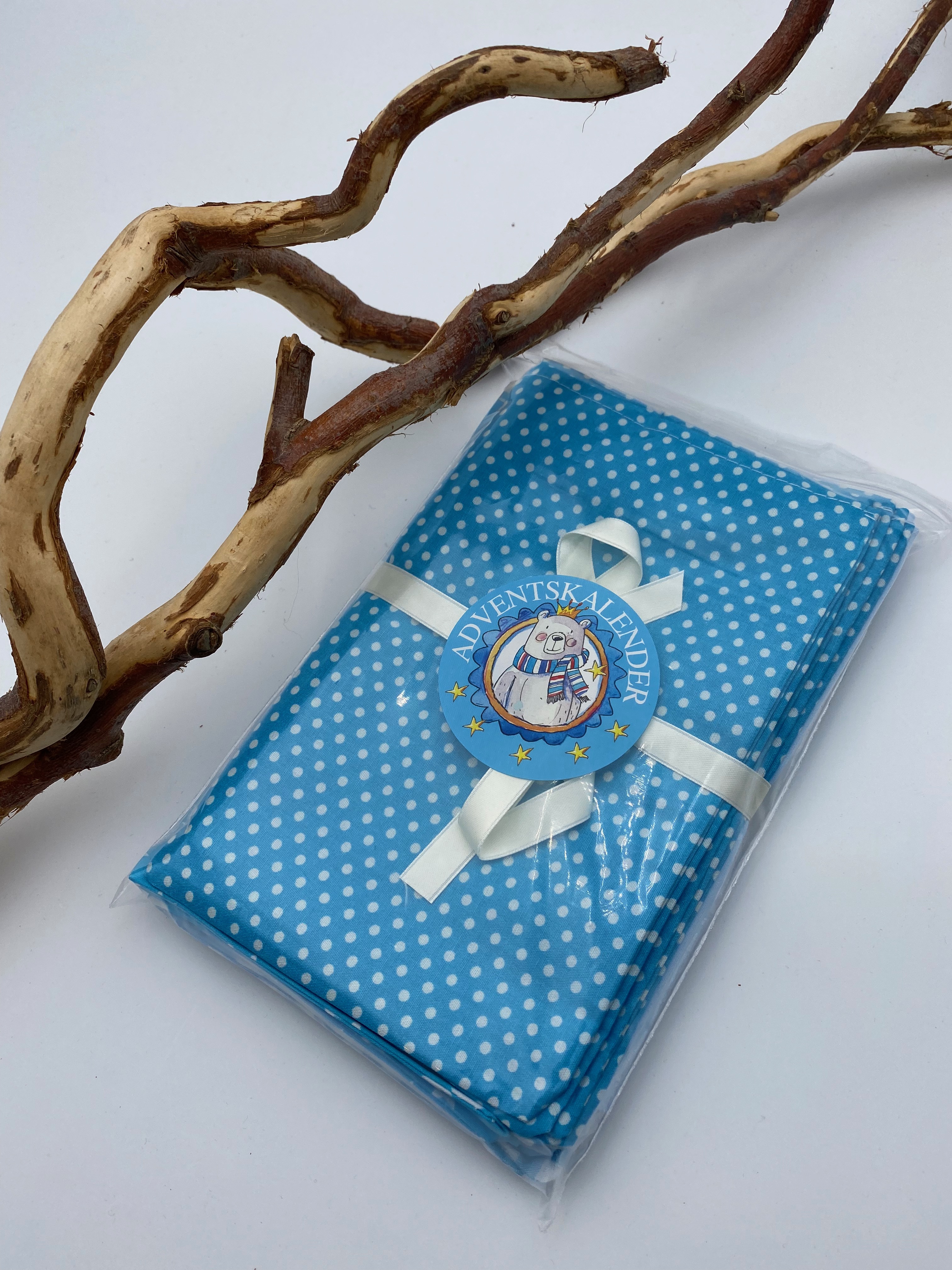 Blauer Adventskalender aus Stoff