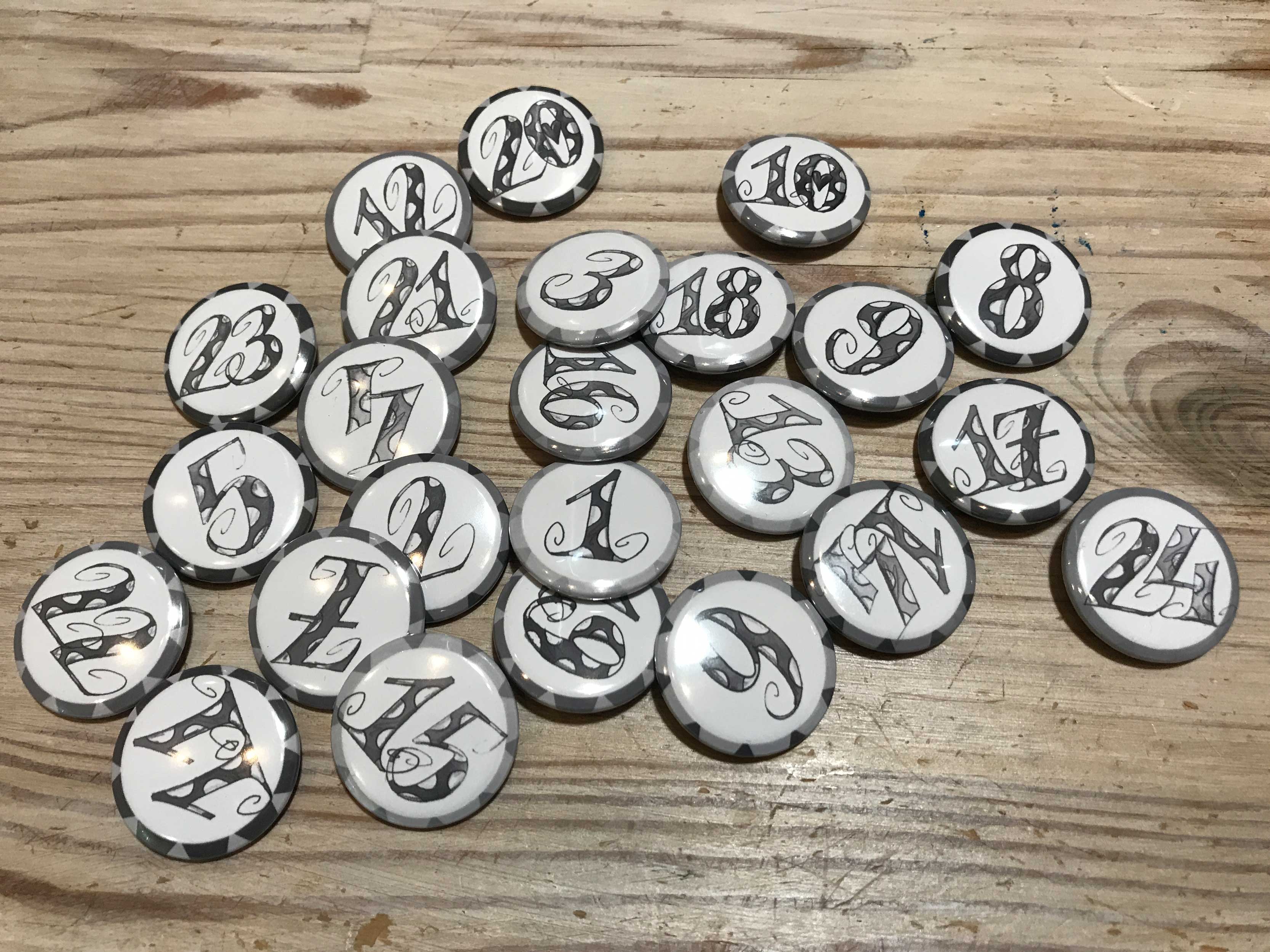 Buttons mit Zahlen, Adventskalenderzahlen, grau
